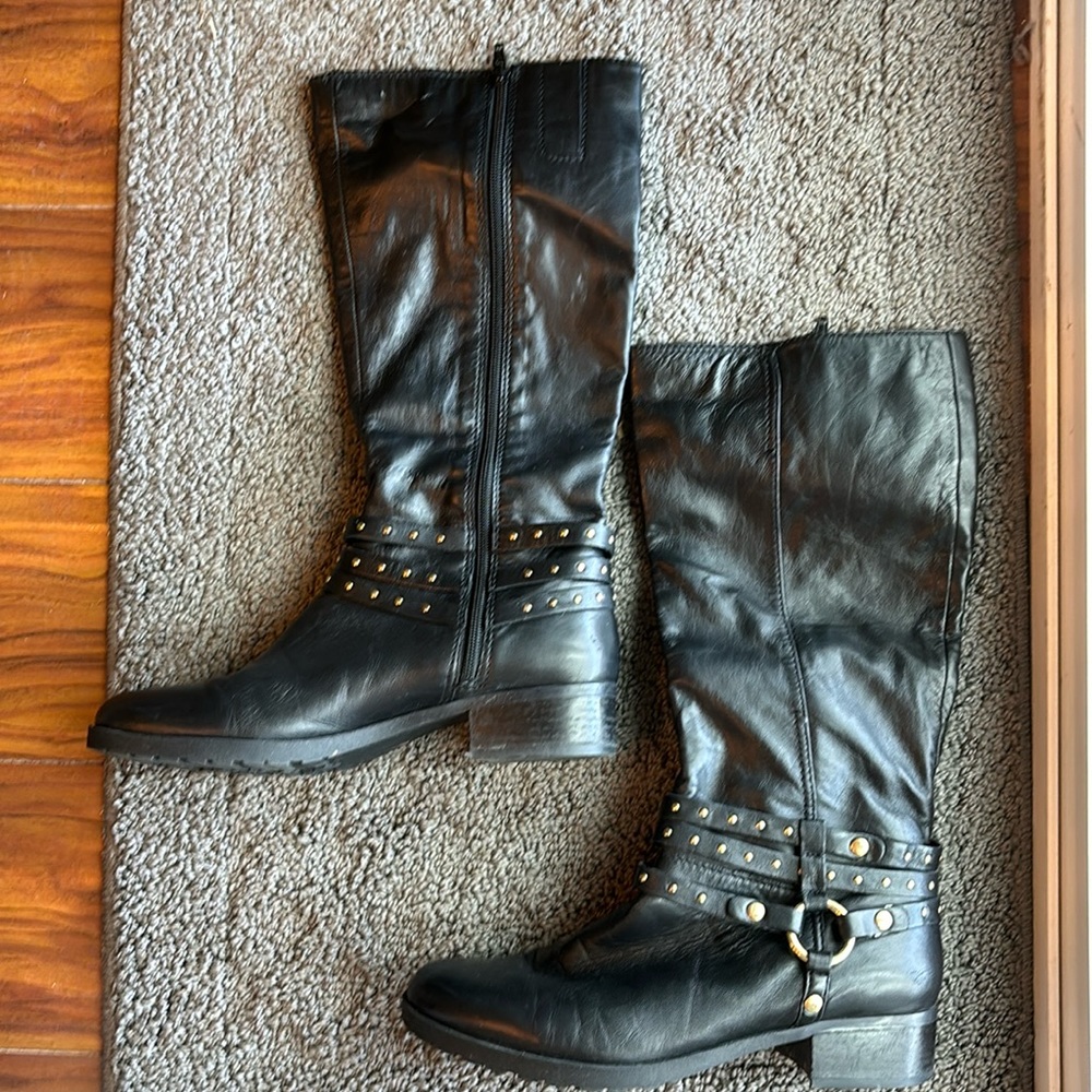 Nine West boots. Size 9.5. Rarely worn and in excellent condition.
